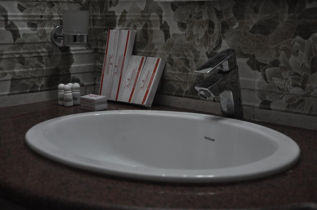 ורנאסי Hotel Vibhav Harsh מראה חיצוני תמונה