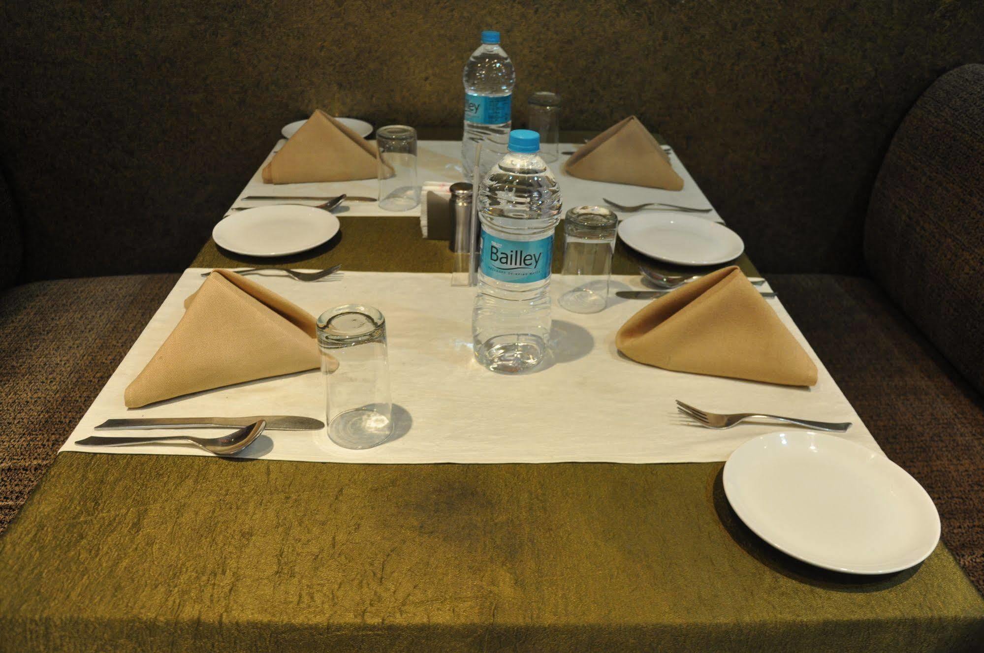 ורנאסי Hotel Vibhav Harsh מראה חיצוני תמונה